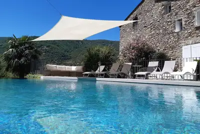 Image de Studio au bord de la piscine avec bain nordique