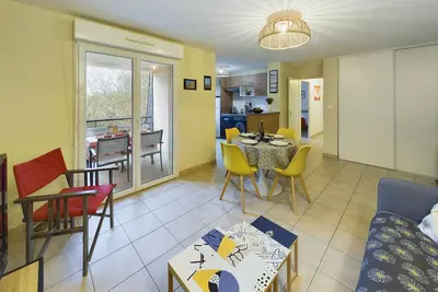 Pont L'Abbé, appartement pour 4 avec balcon