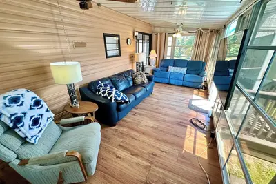 Image de Adorable 1 Bedroom 1 Bath Beach Bungalow just steps from the ocean! Fully equipped open kitchen.