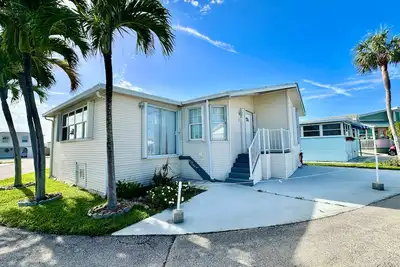 Image de 2-bedroom, 2-bathroom home is situated on a prime corner lot