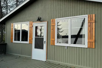 Image de Lakeshore Cottage in charming Moose Lake, close to many amenities.