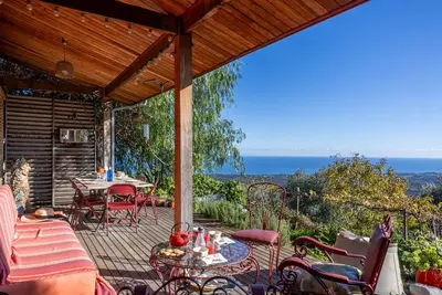 Image de Maison E Tre Petre, en bois avec une magnifique vue mer et un grand jardin arboré