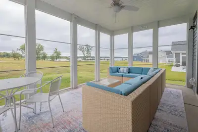 Image de Come stay at Harbor Court for ultimate luxury in a residential community!