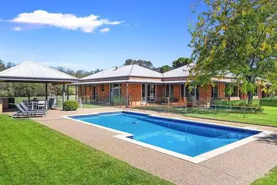 Image de Hubbard Hill Yarra Glen Oasis: 4-Bdrm Home with Pool & Stunning Valley Views