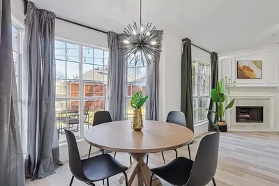 Image de 4-Bd, 2-Ba Luxe Modern Gem with Foosball & Firepit