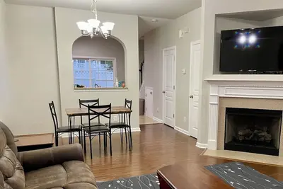 Image de 2 bedrooms 3 baths home with fenced yard. Great location!