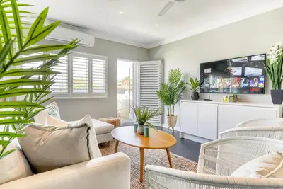 Image de Elegant 2 Bedroom 1 Bath Apartment Near Sea Point Promenade