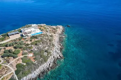 Image de 6 Bedroom Seaside Villa with Heated Pool