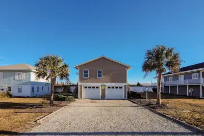 Image de Flippin' Out: A Slice of Coastal Paradise