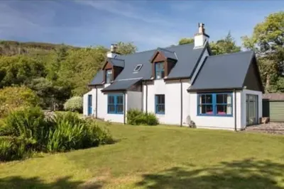 Alltcreich - shore side pet-friendly cottage with amazing views