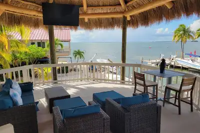 Image de Stunning Bay View with Dry Dockage on 5. 5k Davits and Sunsets April thru Sept