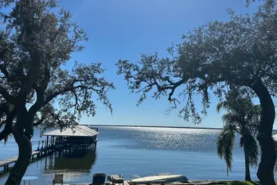 Image de Cozy 2-bedroom condo with dock access - Lake front on Lake June!