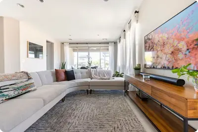Image de Forget your worries in this spacious and serene space.