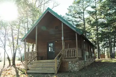 Image de 2 Lakeside : Charming 2-bedroom cabin with Ac, WiFi in welcoming Solgohachia
