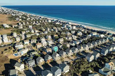Image de Relax with Views, Hot Tub, Fire Pit & Easy Beach Access