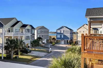 Image de Escape to Surf City: Views, Hot Tub, & Beachside Charm