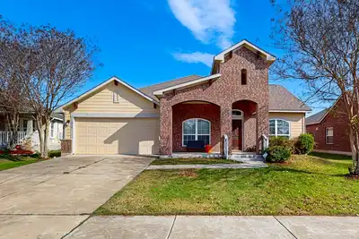 Image de Dog-friendly house with patio, enclosed backyard and shared pool
