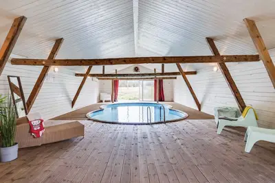 Image de Large and modern house with indoor pool | Se02004