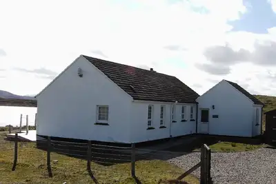 Image de Tranquil Loch side cottage in the Hebrides