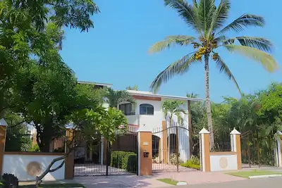 Image de Large rear garden and canal view
