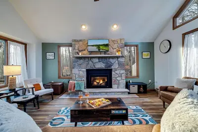 Image de Summer Escape: Fire Pit, Hot Tub, Family Friendly with Great Outdoor Space!