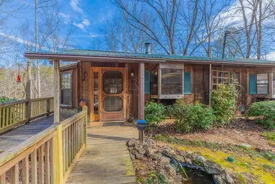 Delightful 4-bedroom cottage with Ac and Fiber WiFi on the River!