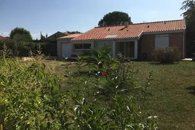 Image de Villa au calme à  15 min de la cite d'espace. Animaux de compagnie acceptés