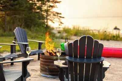 Image de Mackinaw Beachfront Cabin: Hot Tub, Kayaks and Amazing views!