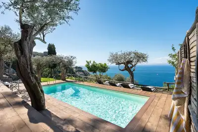 Image de Beautiful sea view with swimming pool