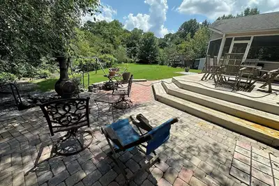 Image de Rose Court Hideaway - Creekside Sunporch Retreat
