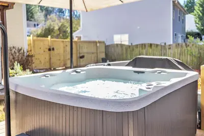 Image de Hot Tub! Renovated, Sleeps 6, pets Ok! Close to everything\n