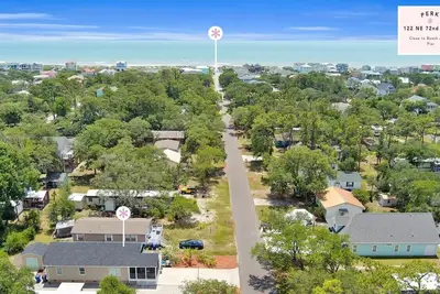 Image de Dizzy Miss Lizzy is a family and pet-friendly house near public beach access!