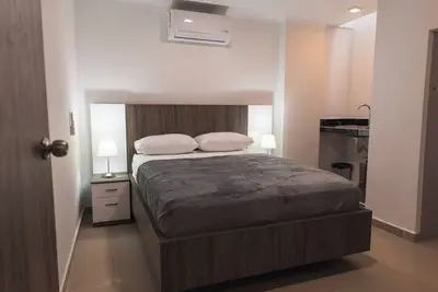 Image de Room by the village coliseum H103