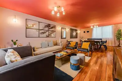 Image de Stylish Getaway with Patio, Near Top Attractions