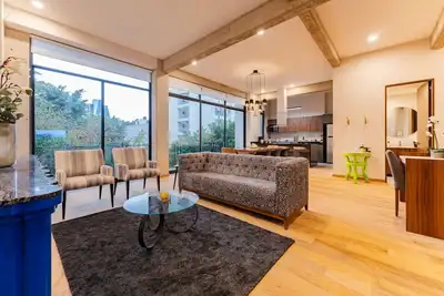 Image de Modern, Art-Filled Home with Large Living Space and City Views