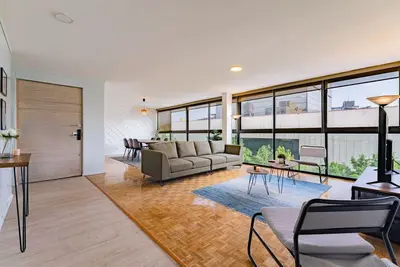 Image de Spacious Apartment with Mid-Century Charm