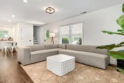 Image de Newly Renovated Summer Paradise-Pool-Tennis-Garden Retreat