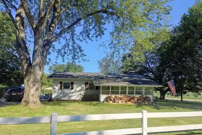 Image de 9 Miles From Beaver Stadium: Family Friendly Home in State College