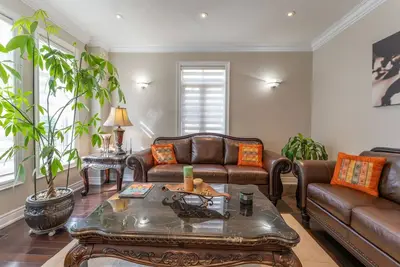 Spacious 4br Home w\/ Private Yard, Bbq & Fast WiFi