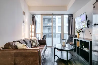 Image de Cozy Condo w/ Balcony + Workspace in Downtown