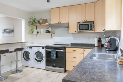 Image de Modern 3bd Townhouse | 8min to Dt Ottawa | Pool Table + Front & Back Decks