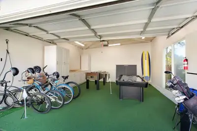 Image de Beach Breeze Bungalow | 1. 3Miles To Beach | Cozy