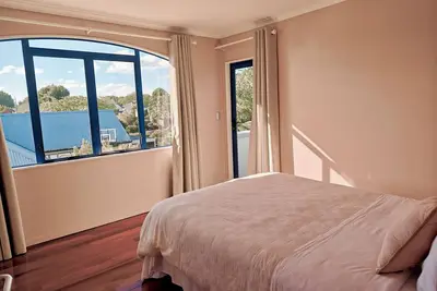 Image de Luxe Retreat -- Spacious & Peaceful