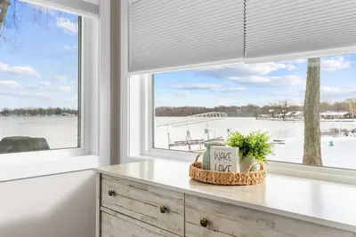 Image de Cozy Winter Retreat w/ Hot Tub & Lakefront Views