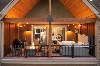 Image de Upscale, spacious Granby home w/ stunning mountain views, hot tub from deck!