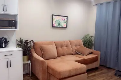 Image de Cozy walkout basement close to Yyc airport 2 bed 1 bath East facing