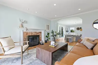 Image de Elegant and Inviting Home in Rwc