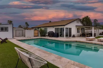 Image de Beautiful Backyard Pool Hot Tub