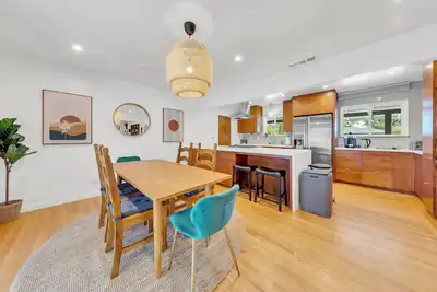 Image de Modern 3br Retreat – Sleeps 7, Foosball, Huge Backyard, 5 Mins to Downtown!