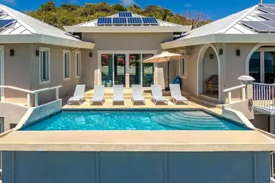 Image de Luxury & Location! 6 Primary Bedrooms all Waterfront